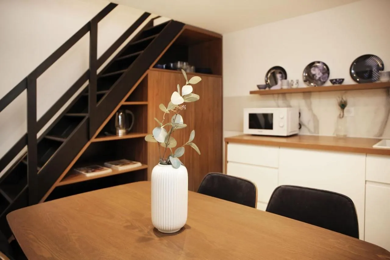 Clery - Appartement Moderne Et Cosy- 3P - Paris 2 0*,  France
